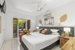 2 bedrooms, in-room safe, iron/ironing board, free WiFi - Coconut Blue: Own Heated Pool | Walk to Beach/Eateries/Shops | Courtyard Shower (Palm Cove)