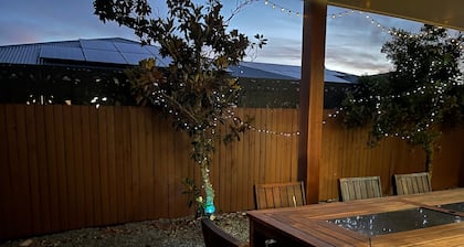 Relaxing home on the canal in Eli Waters