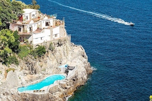 Exterior - Villa Abbondanza: A splendid and luminous three-story villa set into the cliff, sheer above the sea and with direct access to the sea, with Free WI-FI. (Furore)