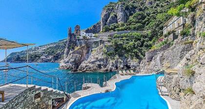 Villa Abbondanza: A splendid and luminous three-story villa set into the cliff, sheer above the sea and with direct access to the sea, with Free WI-FI.