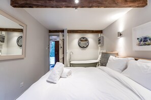 2 bedrooms, iron/ironing board, free WiFi, bed sheets - Stunning open plan 2 storey barn conversion with spiral staircase. (Moreton-in-Marsh)