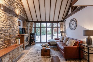 TV - Stunning open plan 2 storey barn conversion with spiral staircase. (Moreton-in-Marsh)