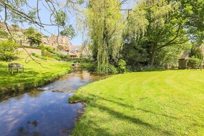 Property grounds - Stunning open plan 2 storey barn conversion with spiral staircase. (Moreton-in-Marsh)