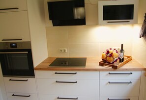 Kühlschrank, Ofen, Herdplatte, Geschirrspüler