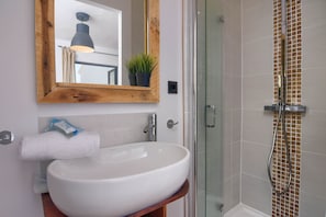 Badewanne, Haartrockner, HandtĂŒcher