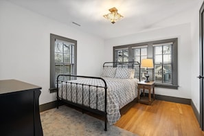 Travel cot, WiFi, bed sheets - 915 QUincy · Charming Duplex Upstairs Unit (Rapid City)
