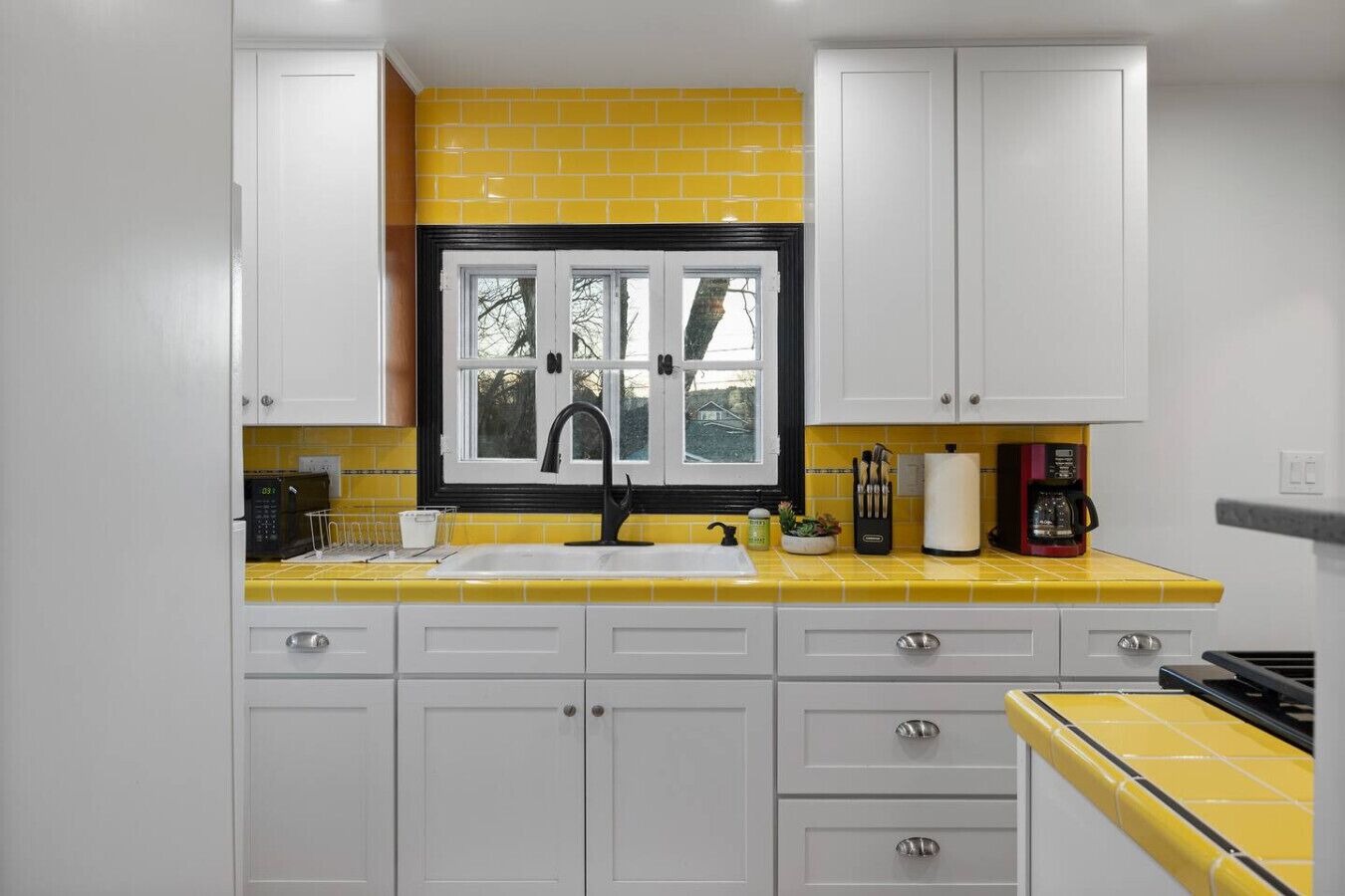 Refrigerador, microondas, parrilla de estufa y cafetera y tetera 