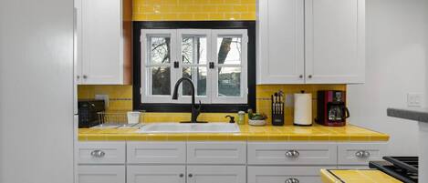 Geladeira, micro-ondas, cooktop, cafeteira/chaleira