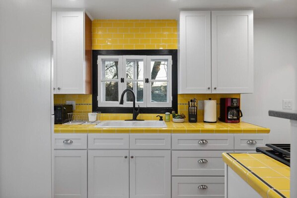 Refrigerador, microondas, parrilla de estufa y cafetera y tetera