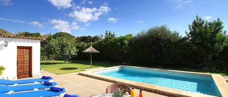 Una piscina al aire libre