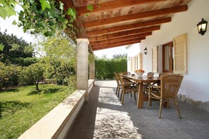 Outdoor dining - CAN VILA with pool, A/C, Wifi, close to the beach, table tennis, outdoor barbecue (IB)