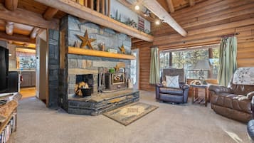 Una televisión, una chimenea