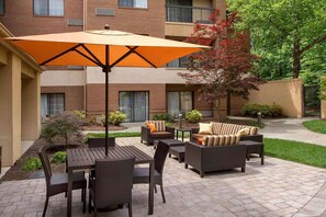 Outdoor dining - Enjoy a Hassle-Free and Suiting Stay! Free Parking, Onsite Pool, Pets Allowed (Durham)