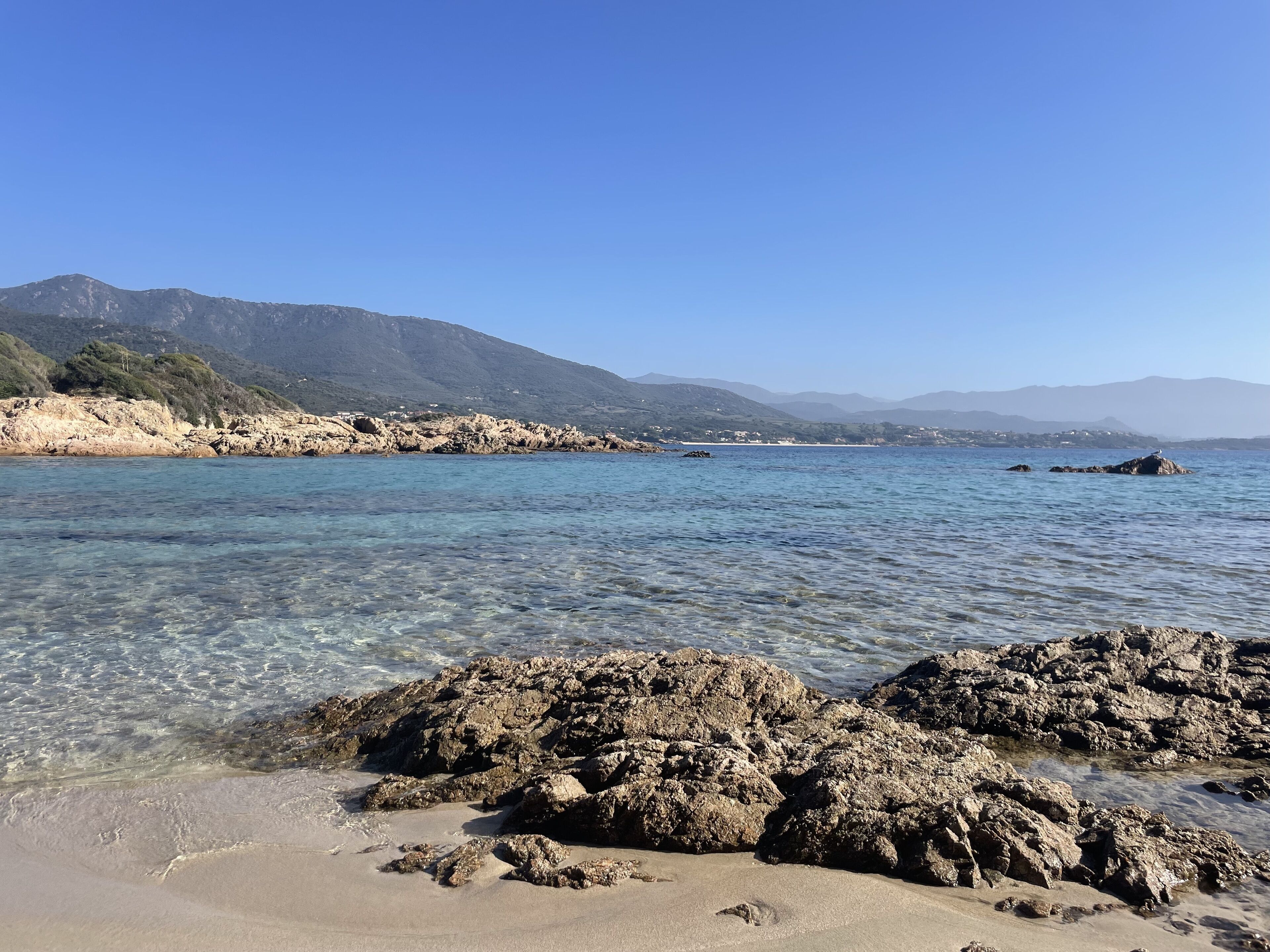Vlak bij het strand, ligstoelen, strandlakens