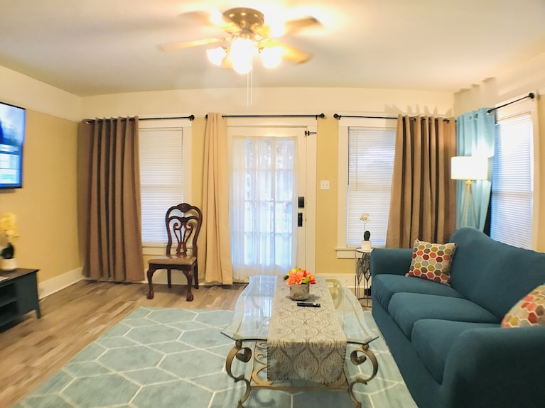 King Bed/sleeps 4/furnished Private Apt/in-unit Washer Dryer/smart Hdtv - Bakersfield, CA