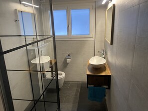 Dusche, Haartrockner, Handtücher