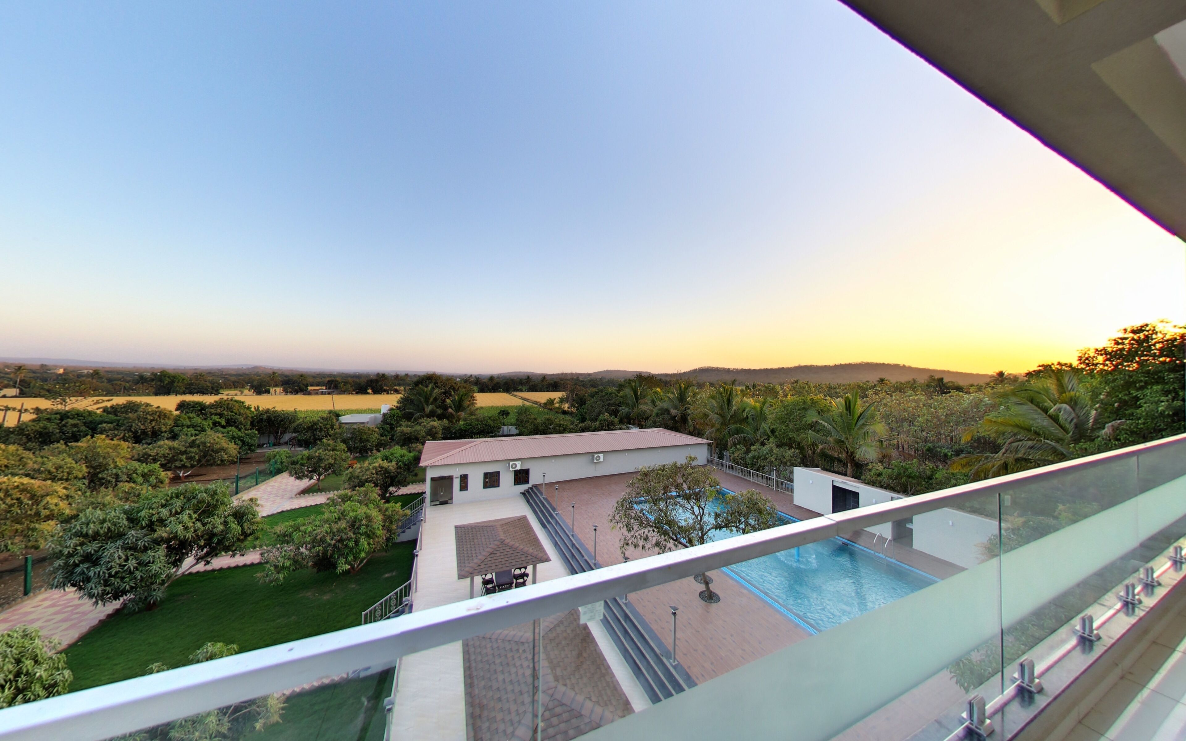 Una propiedad residencial con piscina, jardín y vistas del paisaje circundante.