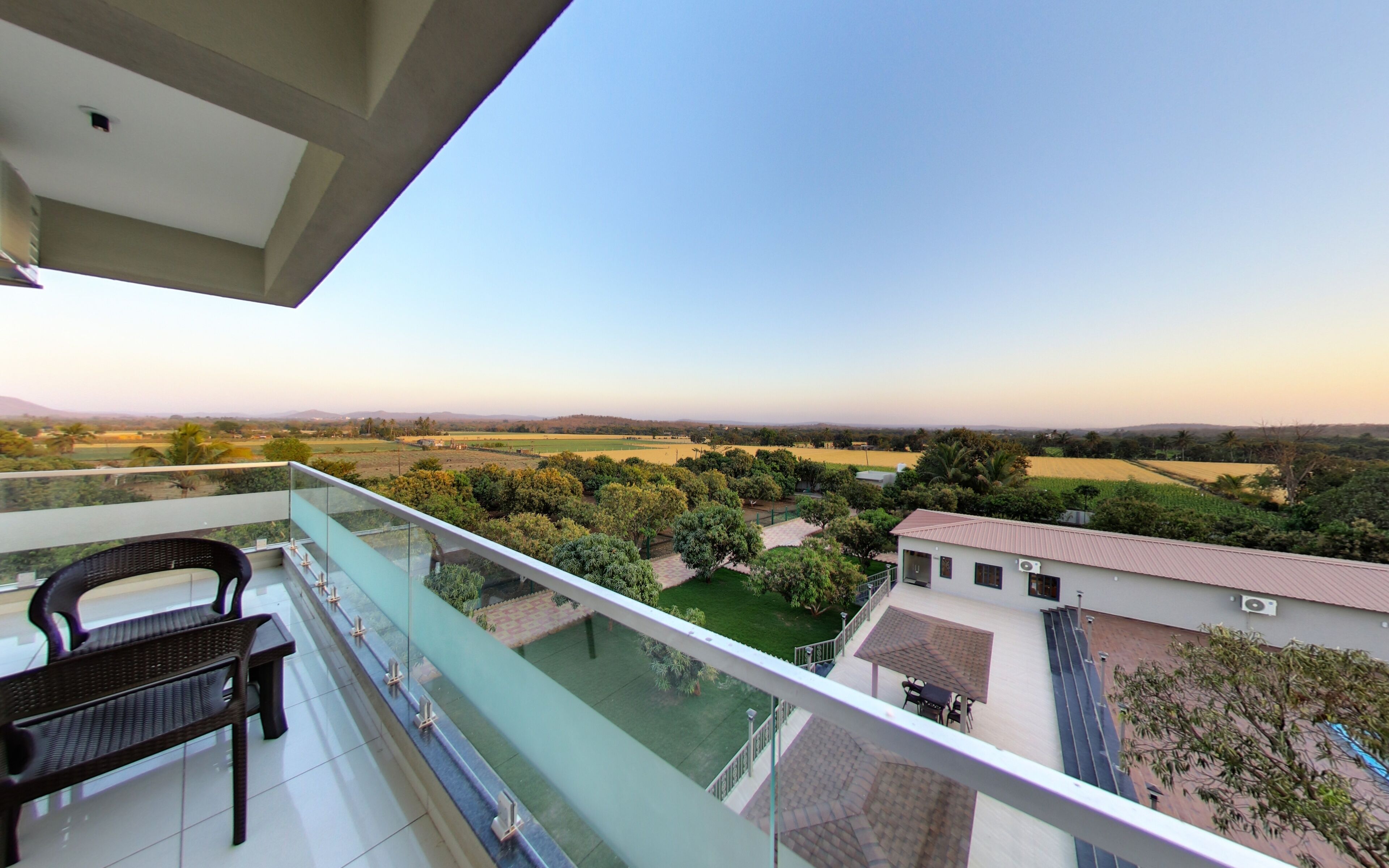 Royal-huone, parveke | Ylelliset vuodevaatteet, untuvapeitot