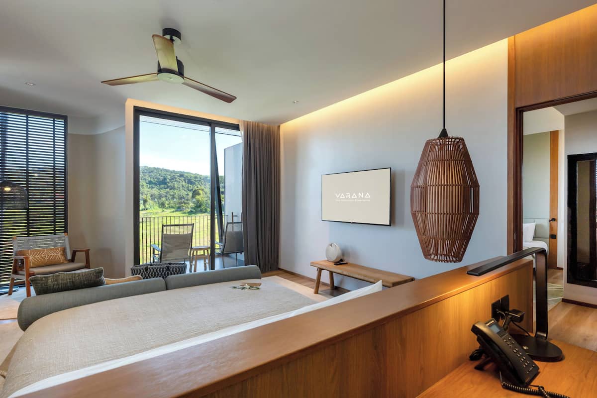 Connecting room with Mountain view