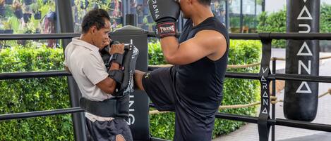 Un ring de boxeo con una persona practicando golpes.