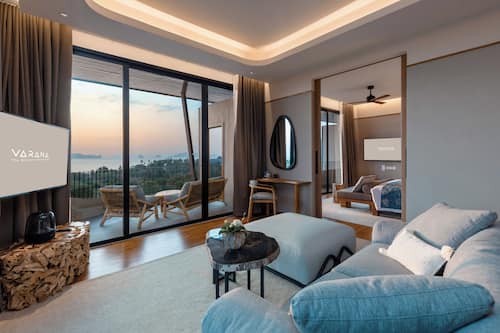 Presidential Suite + Sport Pass +NAAM Wellness | Zona de estar | Smart TV de 55 pulgadas con canales digitales, una televisión