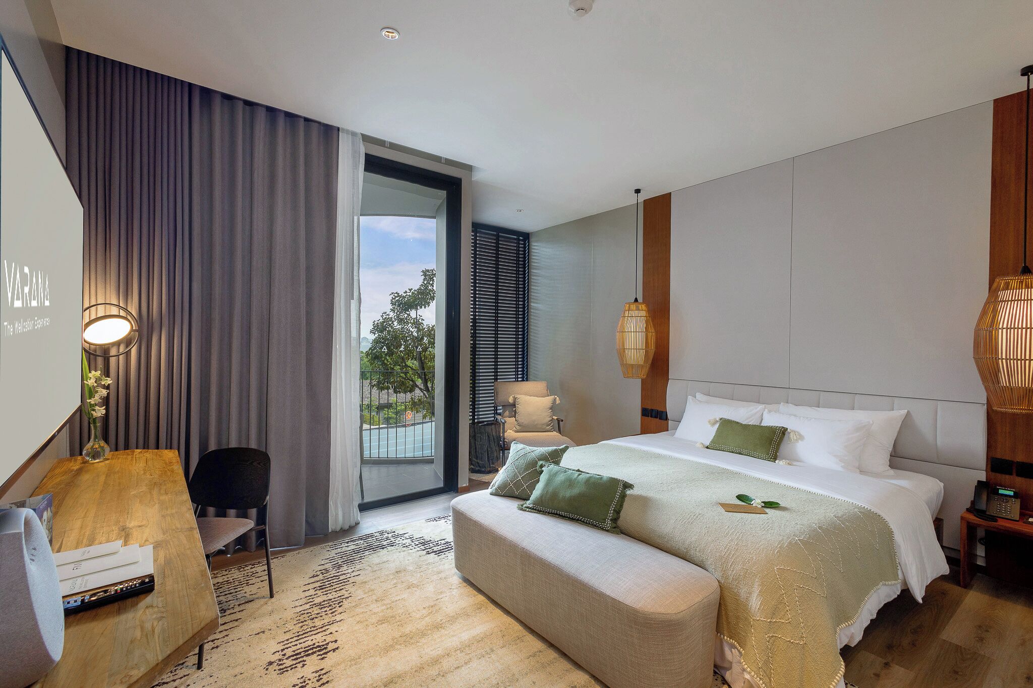 Sengetøy av topp kvalitet, dundyner, minibar og safe på rommet