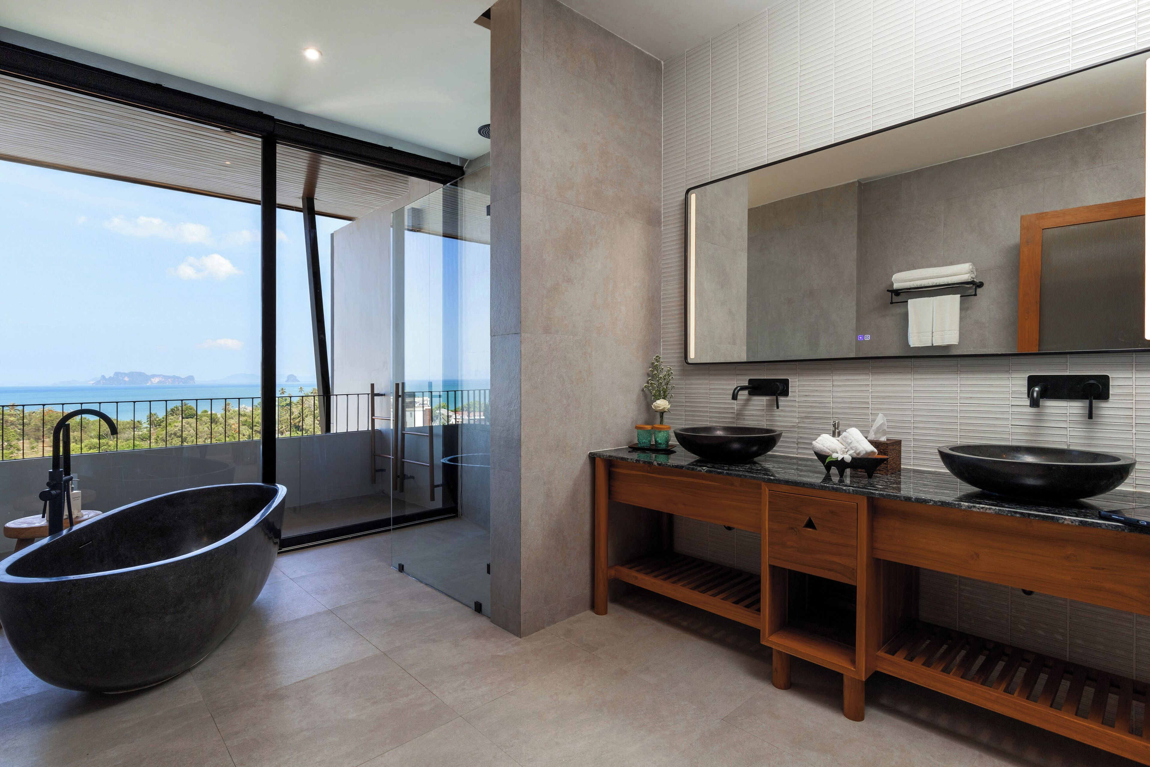 Presidential Suite | Bathroom | Separate bathtub and shower, deep-soaking bathtub, rainfall showerhead