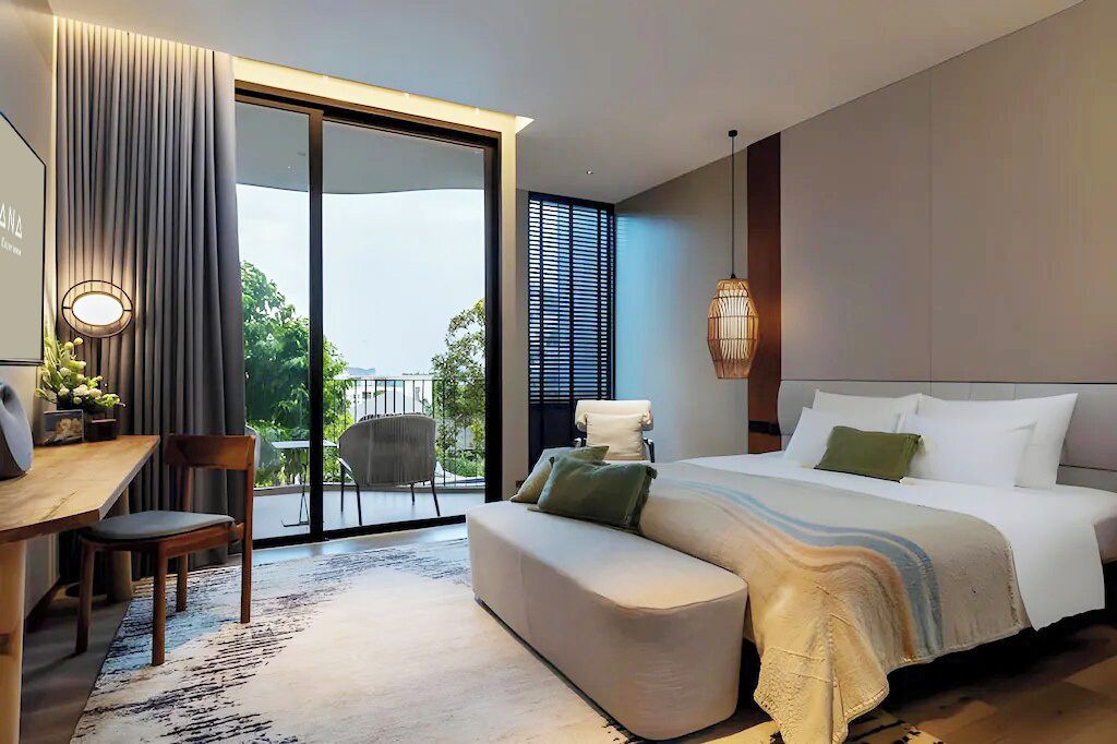 Luxe Pool View King bed + Sport Pass | Ropa de cama de alta calidad, edredones de plumas, minibar y caja fuerte