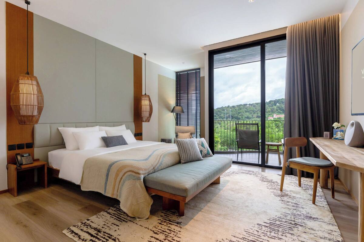 Premium bedding, down duvets, minibar, in-room safe