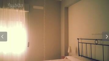 2 camere, una scrivania, ferro/asse da stiro