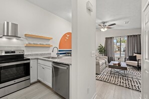 Réfrigérateur, four à micro-ondes, un four, surface de cuisson