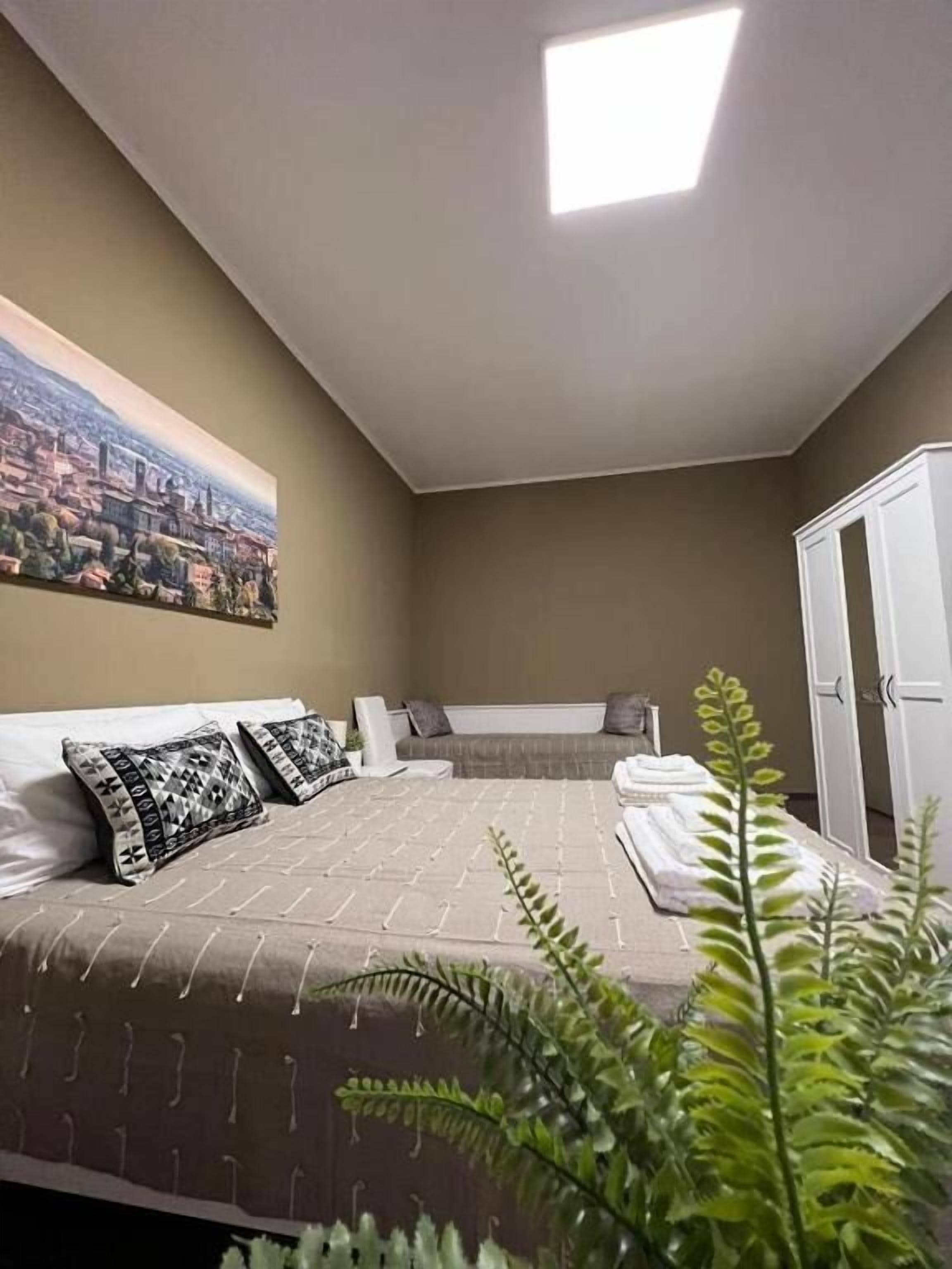 Habitación, 1 cama doble con sofá cama, baño privado | Escritorio, espacio para trabajar con un portátil, wifi gratis