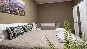 Rom, 1 dobbeltseng med sovesofa, eget bad | Skrivebord, skrivebord for bærbar PC, wi-fi (inkludert) og sengetøy