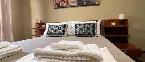 Huone, 1 parisänky ja vuodesohva, jaettu kylpyhuone | Työpöytä, kannettavalle tietokoneelle sopiva työtila, ilmainen Wi-Fi