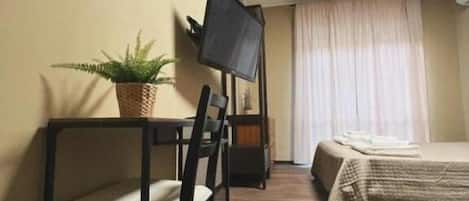 ルーム ダブルベッド 1 台ソファーベッド付き 共用バスルーム | デスク、ノートパソコン用作業スペース、WiFi (無料)、ベッドシーツ