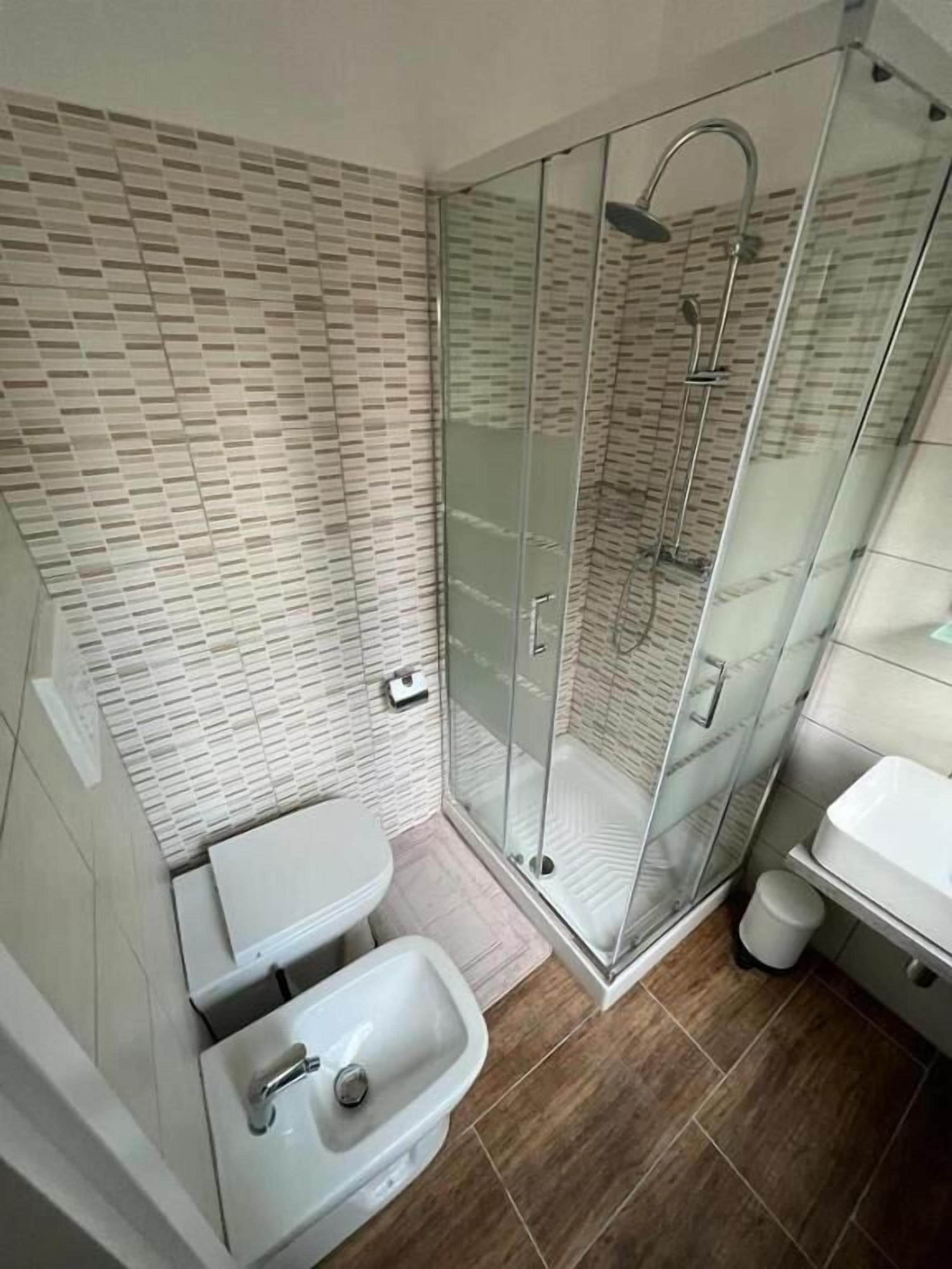 Habitación, 1 cama doble con sofá cama, baño privado | Baño | Ducha, cabezal de ducha tipo lluvia, secador de pelo y bidé