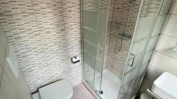 Chambre, 1 lit double et 1 canapé-lit, salle de bains attenante | Salle de bain | Douche, douche à « effet pluie », sèche-cheveux, bidet