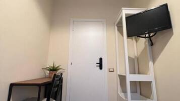 Chambre, 1 grand lit 1 place, salle de bains commune | Bureau, espace de travail pour ordinateur portable, Wi-Fi gratuit