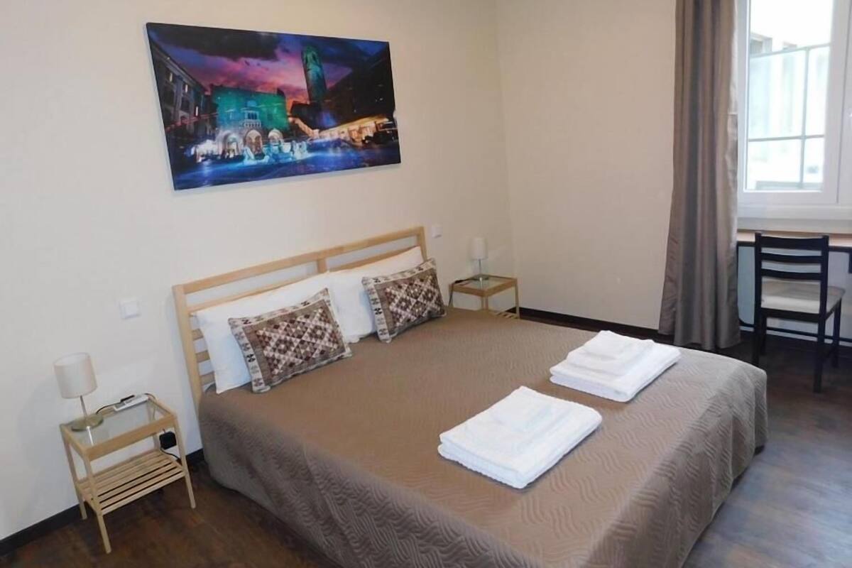 Room, 1 Double Bed, Ensuite | Desk, laptop workspace, WiFi (free), bed sheets