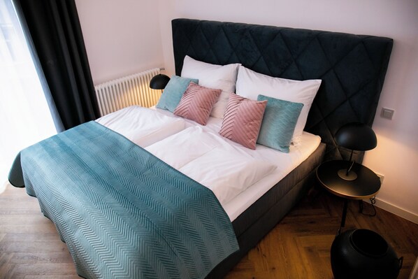 Allergikerbettwaren, Minibar, Zimmersafe, Verdunkelungsvorhänge