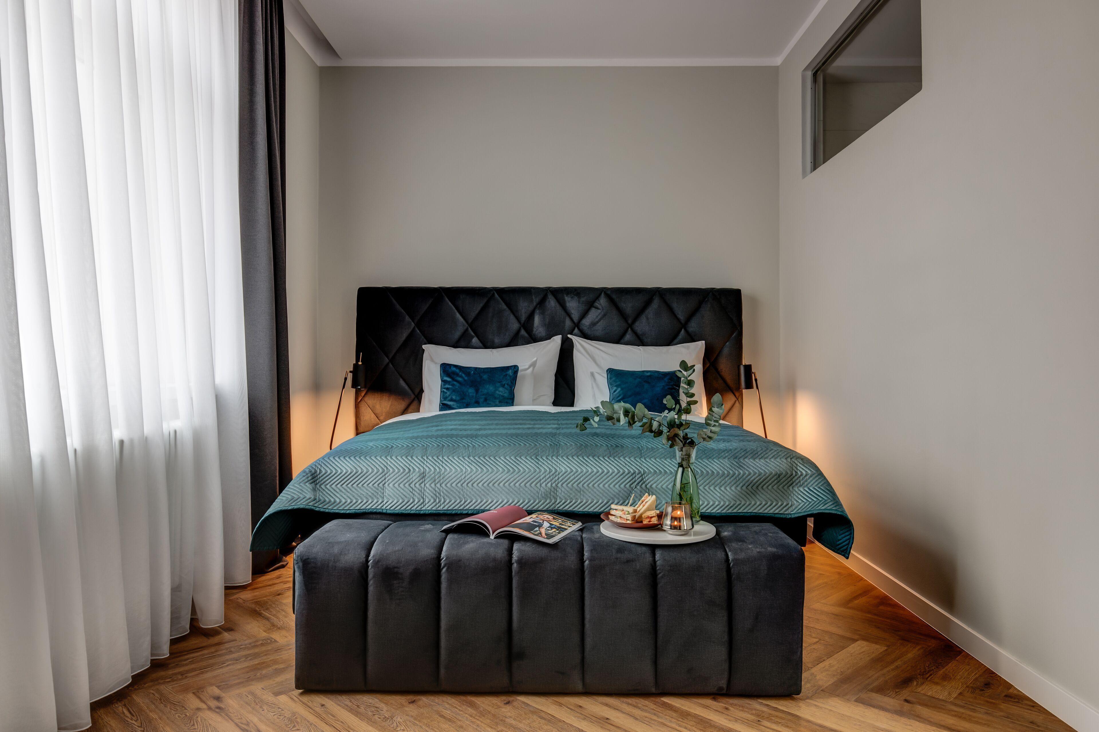 Hypo-allergenic bedding, minibar, in-room safe, blackout curtains