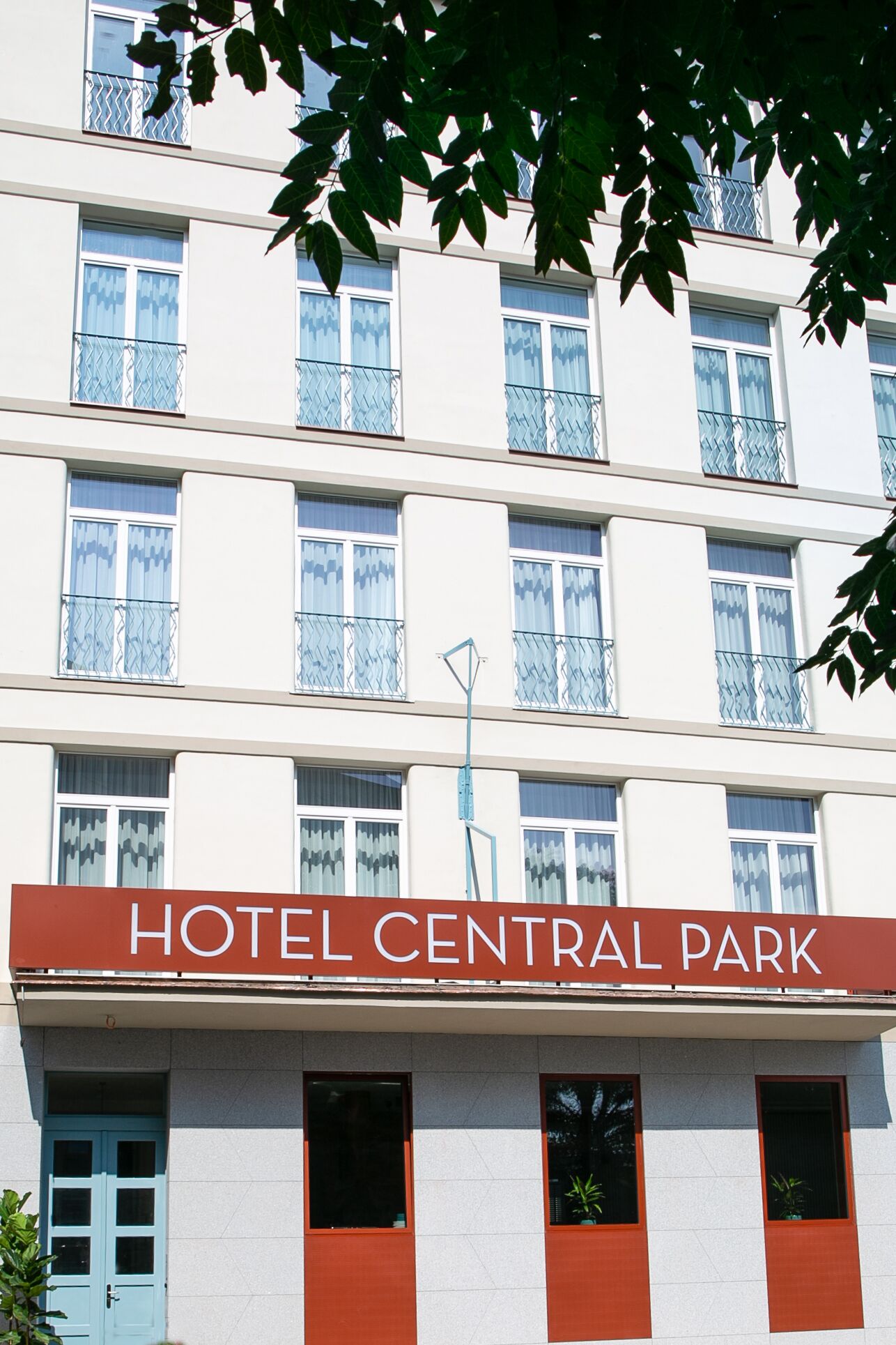 Un immeuble à plusieurs étages sur lequel on peut lire l’inscription : « HÔTEL CENTRAL PARK ».