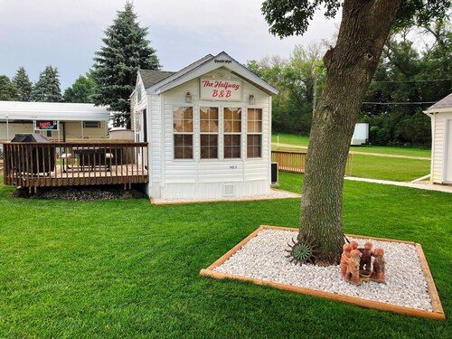Halfway Tiny House - 3 BR Small Town Iowa Rural Setting!
