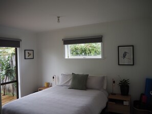 3 bedrooms, iron/ironing board, WiFi, bed sheets - Spacious home with large backyard (Napier)