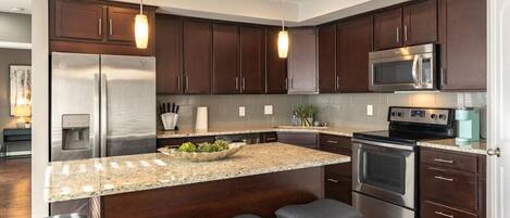 雪櫃、微波爐、焗爐、爐具