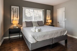 2 habitaciones, escritorio, tabla de planchar con plancha y wifi gratis 