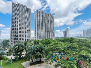 Family Apartment, 3 Bedrooms, Garden View | Pemandangan dari bilik