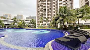 2 outdoor pools
