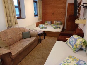 5 bedrooms, desk, WiFi