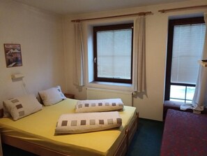 4 bedrooms, desk, WiFi